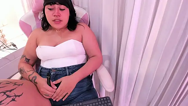 mia yeager online show from November 16, 3:41 am