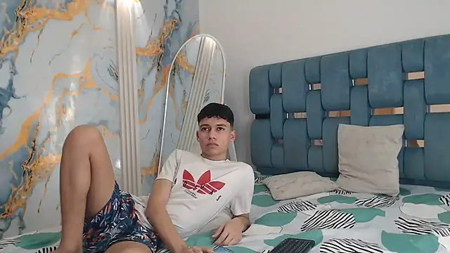 PRETTY FEM online show from April 25, 1:52 am