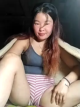lylylove online show from June 30, 10:15 am