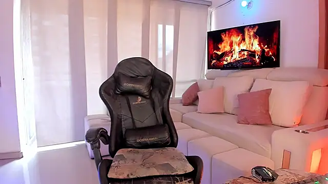 MissKendall online show from July 15, 7:07 pm
