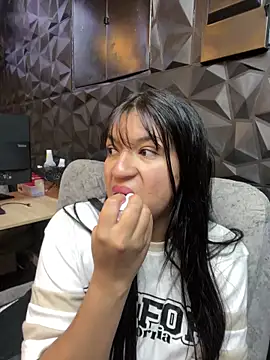 Snapshot of lil_charme chatting on October 5, 7:19 pm lil charme online show from October 5, 7:19 pm