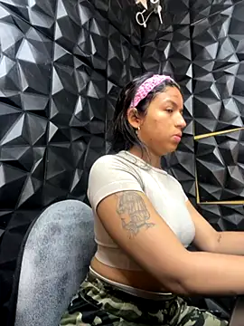 Snapshot of lil_charme chatting on September 27, 8:27 pm lil charme online show from September 27, 8:27 pm