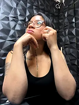 Snapshot of lil_charme chatting on October 23, 11:00 pm lil charme online show from October 23, 11:00 pm