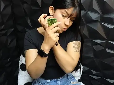 Snapshot of lil_charme chatting on October 7, 5:17 pm lil charme online show from October 7, 5:17 pm