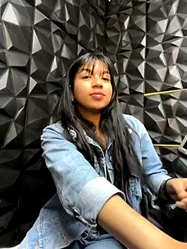 Snapshot of lil_charme chatting on September 17, 8:07 pm lil charme online show from September 17, 8:07 pm