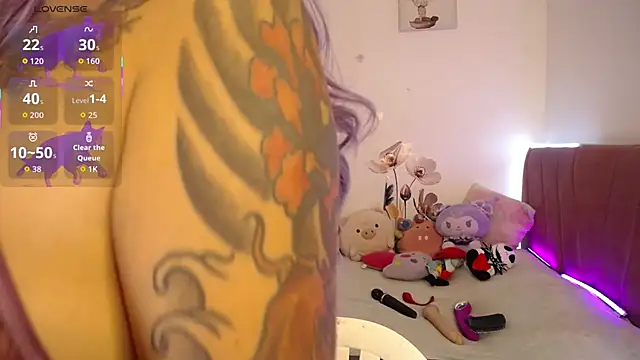 Liahdiaz  online show from August 1, 1:24 pm