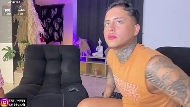 Snapshot of tattoguys_cums chatting on October 22, 2:49 am tattoguys cums online show from October 22, 2:49 am