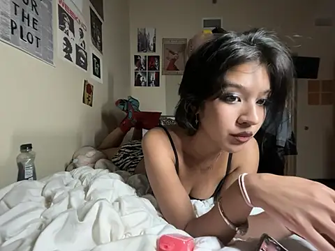 petitelatinateen online show from April 3, 3:59 am