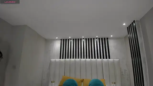 LeahNovac online show from November 15, 11:55 am