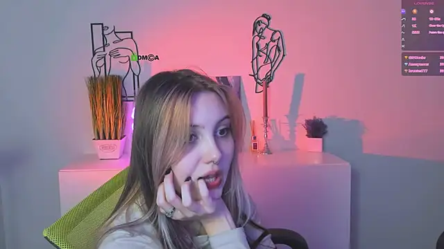 Snapshot of luna_tin chatting on October 23, 12:49 am luna tin online show from October 23, 12:49 am