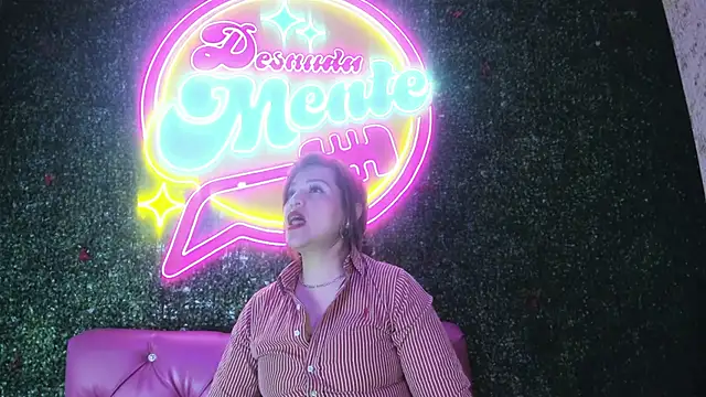 Snapshot of Skylar__Desire chatting on October 20, 11:35 am Skylar Desire online show from October 20, 11:35 am