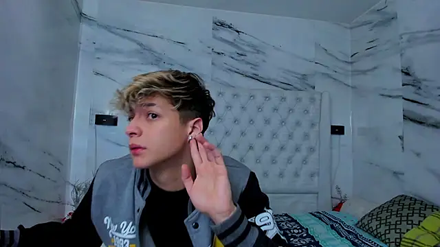 Ari and Storm online show from November 16, 1:22 pm