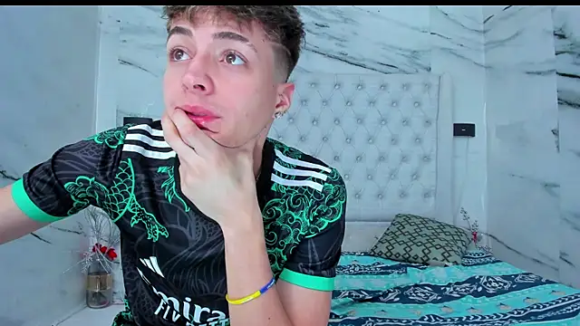 Ari and Storm online show from November 22, 1:14 pm