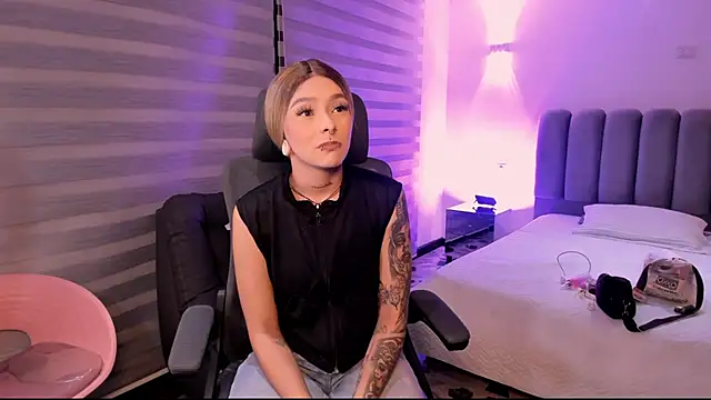 Snapshot of SkyThompson chatting on October 19, 4:58 am SkyThompson online show from October 19, 4:58 am