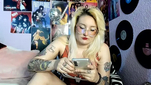 Avril Maria online show from July 21, 9:15 pm