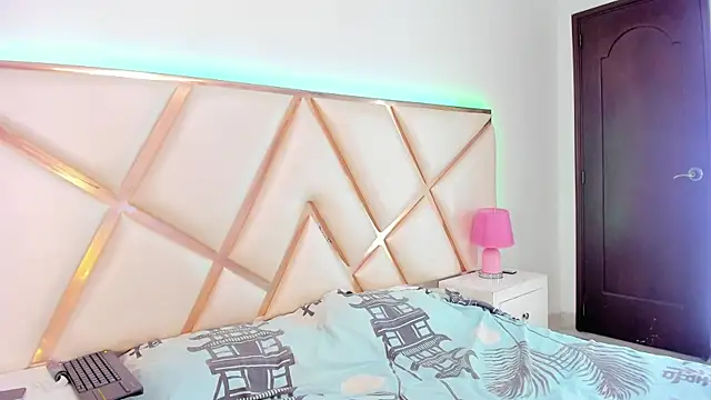 SulyClarck online show from November 20, 8:10 pm