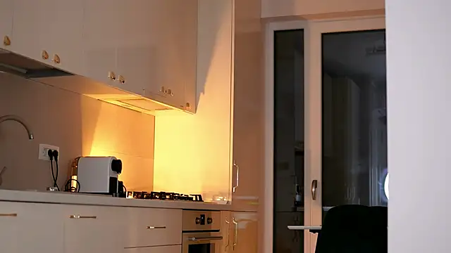 ElaraShine online show from March 16, 8:24 pm