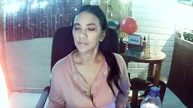 MiiaVelasquez online show from December 5, 5:40 am