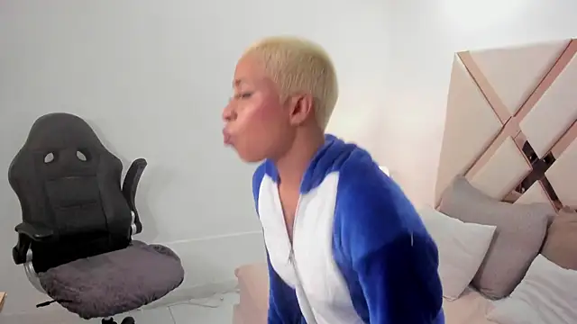 cloemorwen online show from October 1, 10:15 pm