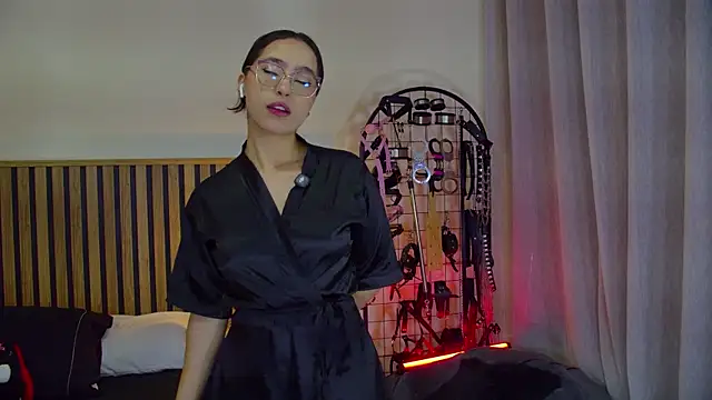 emma morales  online show from June 6, 11:05 am