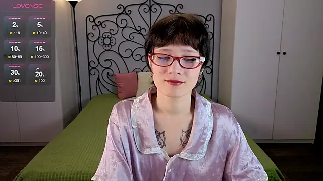 Snapshot of oliviafairy1 chatting on October 18, 4:53 pm oliviafairy1 online show from October 18, 4:53 pm