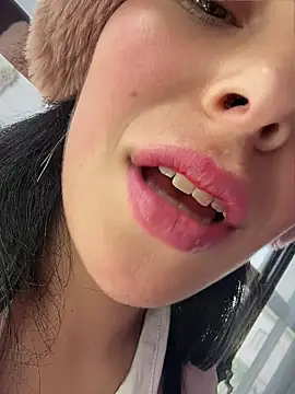 Mia salinass online show from May 7, 7:39 pm