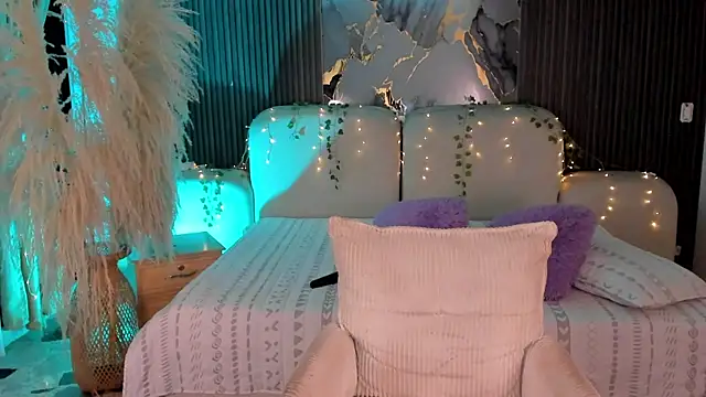SarahCastro1  online show from July 9, 7:33 am