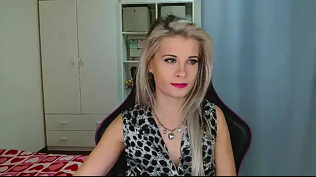 KristineGlow online show from February 3, 7:13 am