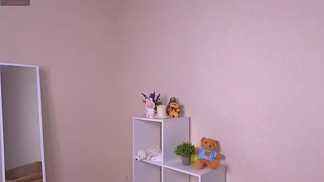 miacuteeee online show from October 18, 4:10 pm