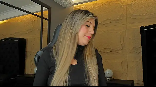 Snapshot of SophiaDior_ chatting on October 5, 12:43 pm SophiaDior online show from October 5, 12:43 pm
