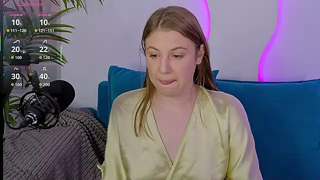 MelanieHenders online show from October 3, 6:07 am