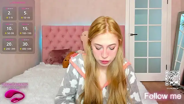 Snapshot of LightStar_18 chatting on October 6, 8:42 am LightStar 18 online show from October 6, 8:42 am