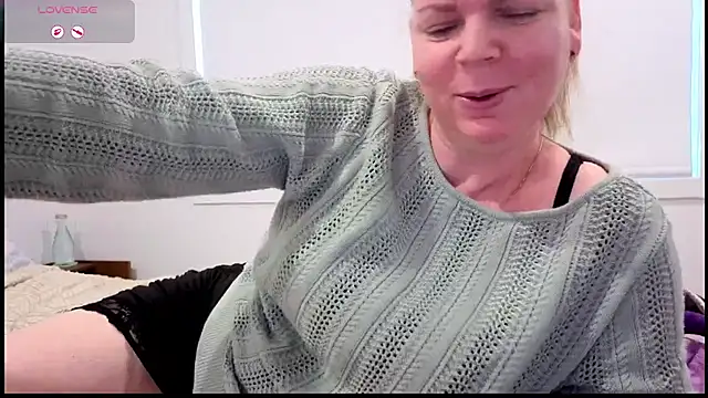 aussiepeaches online show from August 3, 2:04 am