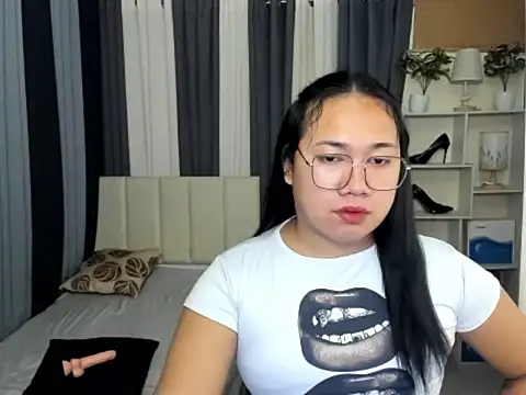 TsUncutKaren online show from February 26, 6:07 pm