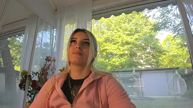 Ella Vee online show from May 4, 5:11 am