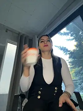 Snapshot of Ella_Vee chatting on September 18, 4:44 am Ella Vee online show from September 18, 4:44 am