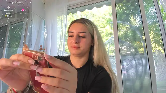 Ella Vee online show from June 6, 5:25 am