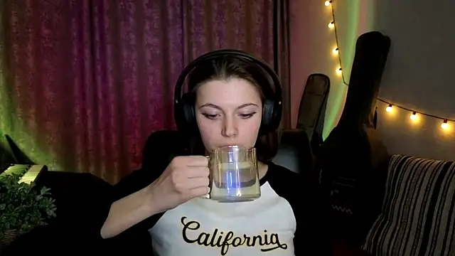 CutieAnny online show from February 25, 8:40 pm