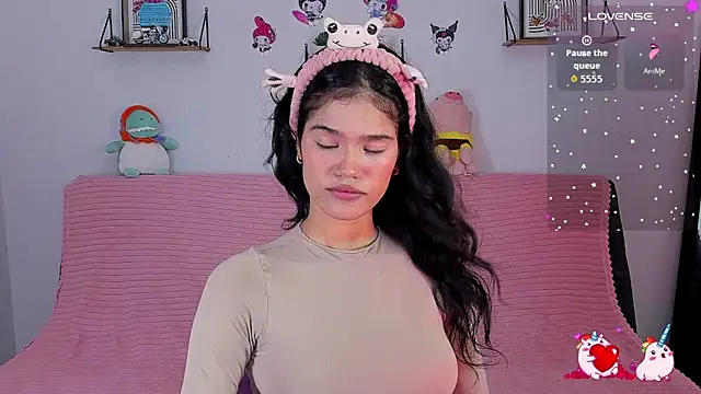 emycarver09 online show from March 7, 12:45 pm