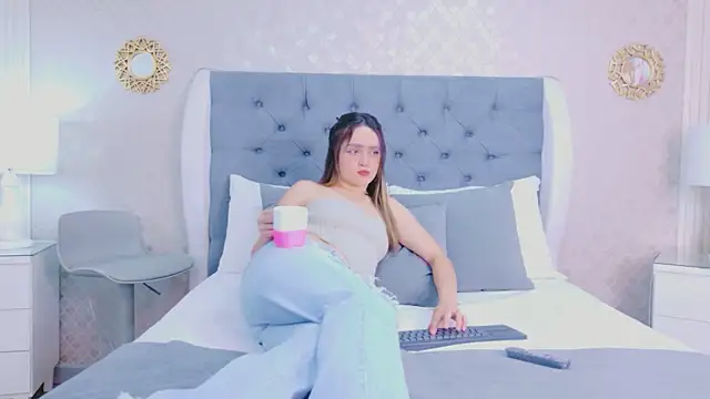 ZoeWilliis online show from June 22, 11:07 am