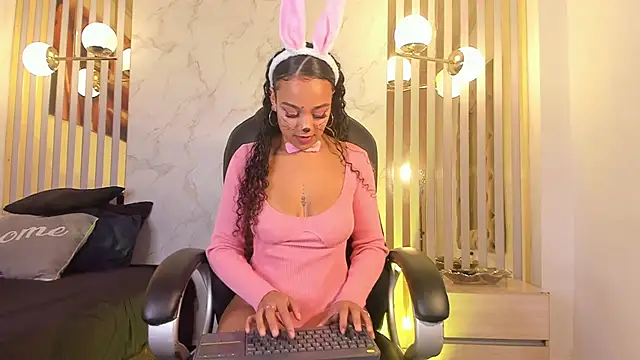Snapshot of Melaniegh_ chatting on October 17, 11:24 am Melaniegh  online show from October 17, 11:24 am