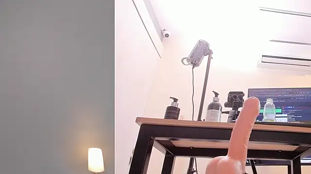 emilytowzen online show from June 14, 2:24 am