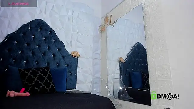 Snapshot of _mia_milf_ chatting on September 22, 1:37 am mia milf online show from September 22, 1:37 am