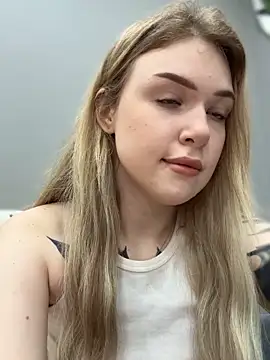 Snapshot of elliss_ chatting on October 3, 8:19 am elliss online show from October 3, 8:19 am