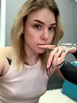 Snapshot of elliss_ chatting on October 18, 12:30 pm elliss online show from October 18, 12:30 pm