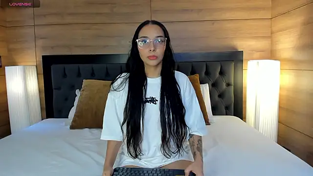 Roseaurora online show from March 9, 12:30 pm