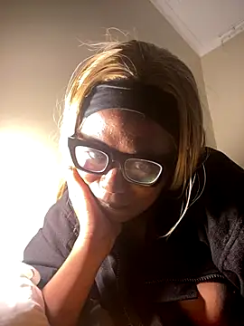 Snapshot of Moonzy77 chatting on September 22, 4:38 pm Moonzy77 online show from September 22, 4:38 pm