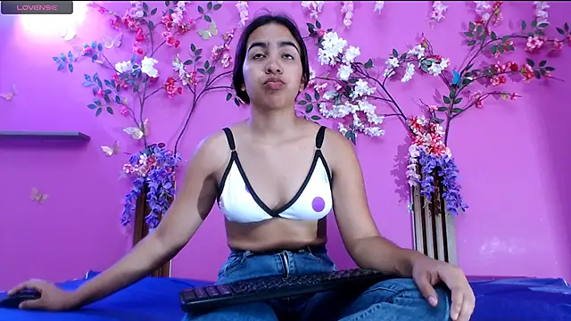 skinnysofia18 online show from June 22, 2:14 pm