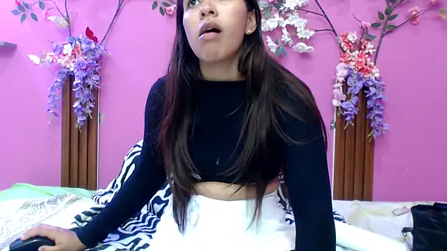 skinnysofia18 online show from April 30, 5:40 pm