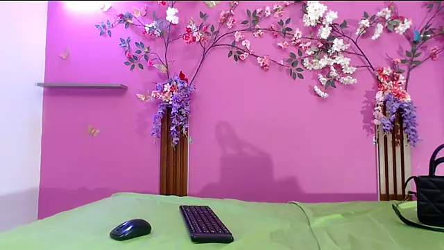 skinnysofia18 online show from May 1, 1:58 pm